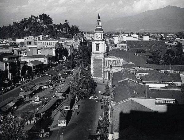 InfoControlg's tweet image. Panorámica de Alameda, Pérgola de las Flores, Iglesia de San Francisco y Cerro Santa Lucía en 1940.
@Tuiteroscultura http://t.co/n2Mm4Oi7at"