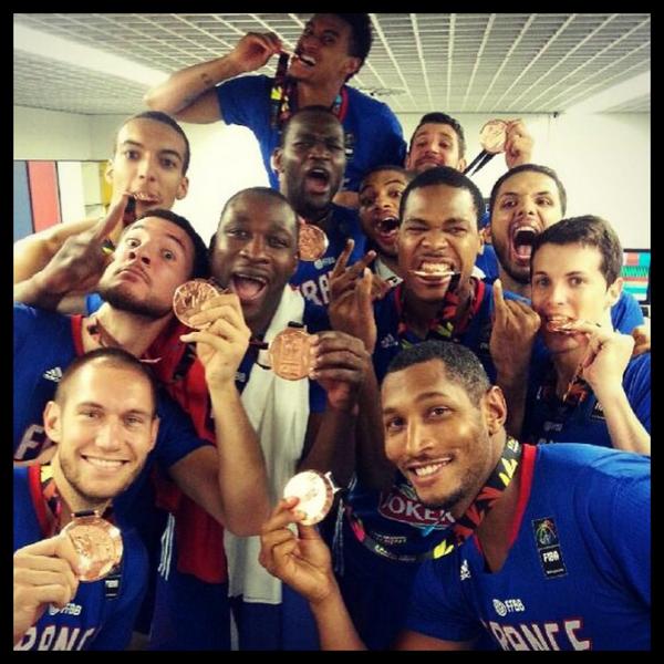 OmarSy's tweet photo. Bravo les potos pour la médaille ! On est fiers de vous !!! 🙌 @theborisdiaw @nicolas88batum @edjacks @flopietrus &amp; co http://t.co/T3IQvUew3A