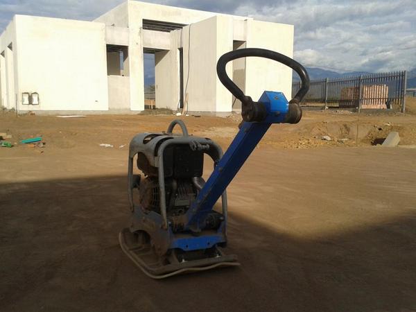 Compactacion sobre adoquin Placa CR2 (accesorio de poliuretano en la base  Vulkollan). Obra Mikonos de Duque Rengifo