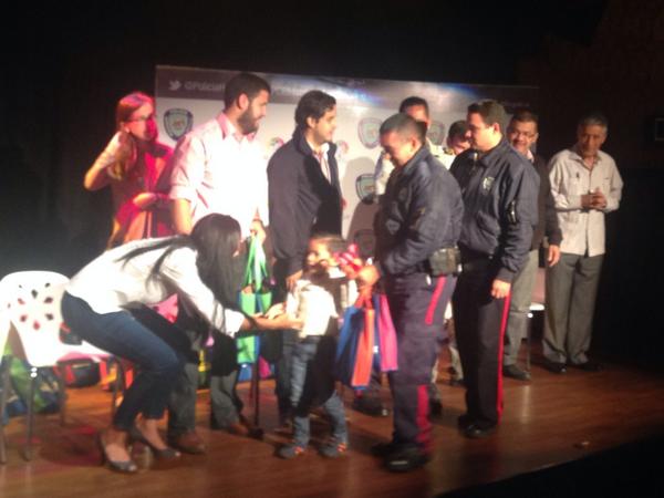 El día de hoy por 1ra vez en 10 años la @AlcaldElHatillo hizo entrega de un kit de útiles a hijos de PoliHatillo