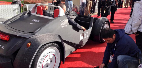 GijsPiera's tweet photo. “@3DPrintGirl: Local Motors’ 3D Printed ‘Strati’ Car Has Just Taken Its First Test Drive http://t.co/QMJvjDILOK http://t.co/oWTYfN4lgV”