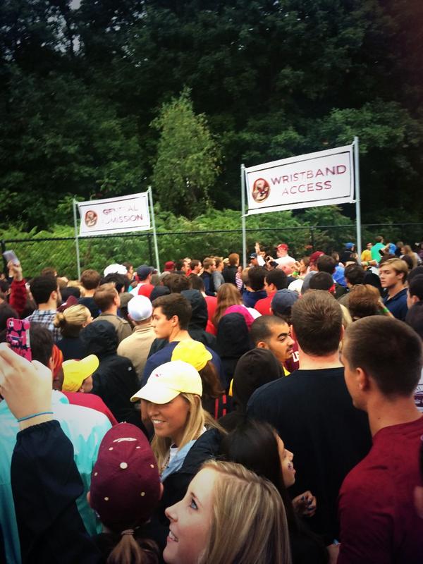 KwaniALunis's tweet photo. The super fans are ready #tailgating #sheafield #WeAreBC #BCvsUSC #BeatUSC http://t.co/Y9USVmsaep