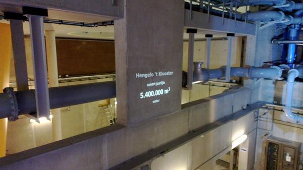 Medewerkers van <a href="/Vitens/">Vitens</a> geven heldere tekst &amp; uitleg aan ruim 2000 bezoekers van open dag productielocatie Hengelo.