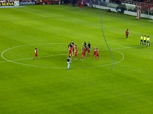 DeLaCunaAlInf's tweet photo. Así sale #Independiente a la cancha para enfrentar a Quilmes. #VamosRojo #NoFuePlancha http://t.co/JgMGiDLmrF
