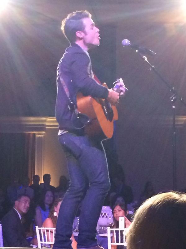 mel_bel78's tweet photo. "Gotta live like we're dying" w Chris Allen.  #2014GlobalGenes http://t.co/BvGjK8ZtLS