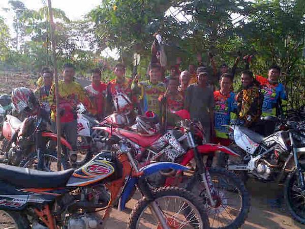 erafachrian's tweet photo. Hobby ny pa2 abg terkadang bikin jengkelllllllll.... lama2 ma2 sm abg ikutan jg maen trail gek... :( http://t.co/miBUPOkHzC