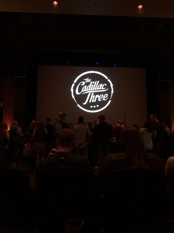 Meeshellmabelle's tweet photo. Ready to see my buddies @thecadillac3 😄👍 http://t.co/u11jIOzCM3