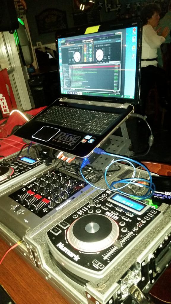 DjSecretSp's tweet photo. Setting up #SPLife #Secretproductionz #FalmouthRawBar #moneyisthemotive ! #Summer #2014 #SPEverywhere #DjSecret #SP http://t.co/Jpq8g5LNtA
