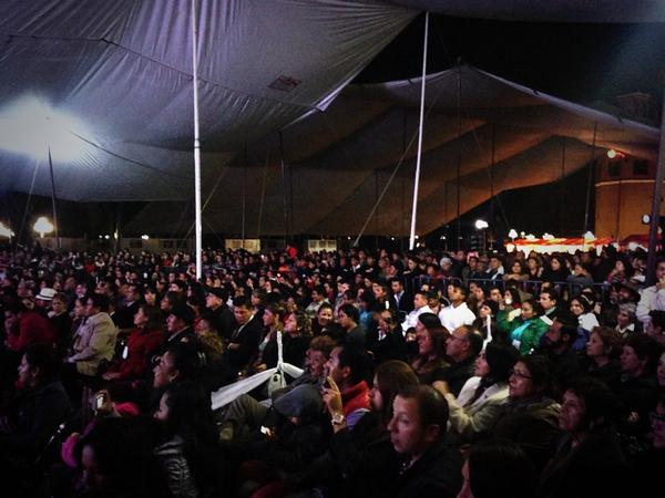 FestCultTepeaca's tweet photo. Con un zócalo repleto inicia su concierto @fpanchocespedes  #494aniversariodeTepeaca http://t.co/YhWgFzmONF
