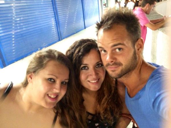 DavidOliver88's tweet photo. Que buena noche de cena y cine hemos pasado! @smilemenow @XY2U @Sombradehada @AnaM_3288 http://t.co/UUhvtWQO2Q