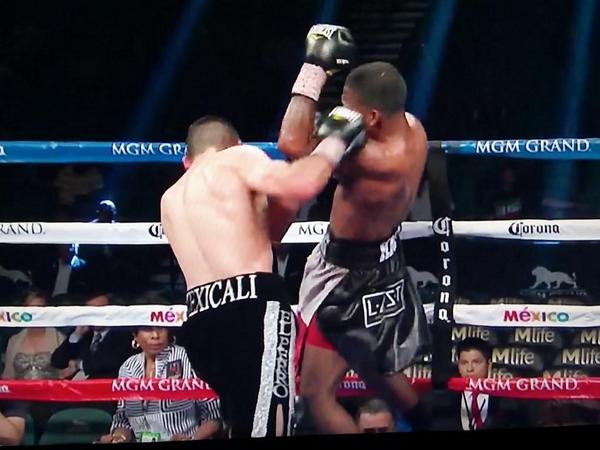 masterboxing's tweet image. JAMES DE LA ROSA GETS THE UD AGAINST ALFREDO ANGULO. #MAYHEM @SHOsports @TheFightGuru @FighterLocker