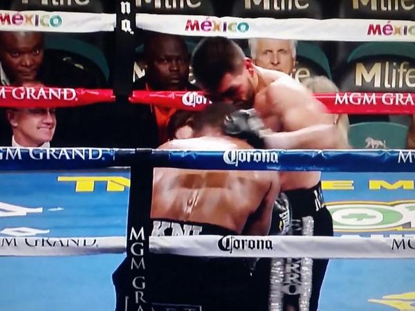 masterboxing's tweet image. JAMES DE LA ROSA GETS THE UD AGAINST ALFREDO ANGULO. #MAYHEM @SHOsports @TheFightGuru @FighterLocker