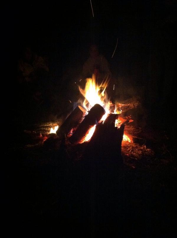 Maeanna_H's tweet photo. Luv bonfires 😎🔥 #smores #goodtimes http://t.co/gwcq4HFkOd