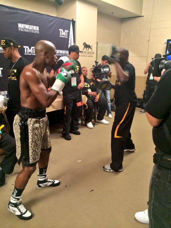 MayweatherPromo's tweet image. Sneak peak of @FloydMayweather hitting the mitts #Mayhem is just moments away.