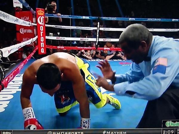 masterboxing's tweet image. @leosantacruz2 crushes ROMAN WITH A DEVOSTATING RIGHT HAND. @SHOsports #Mayhem @FighterLocker @TheFightGuru