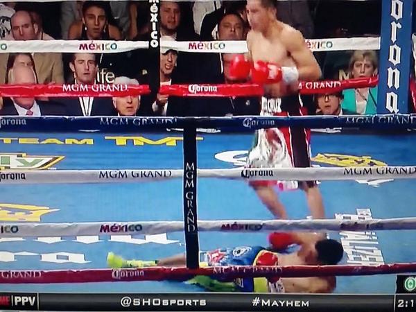 masterboxing's tweet image. @leosantacruz2 crushes ROMAN WITH A DEVOSTATING RIGHT HAND. @SHOsports #Mayhem @FighterLocker @TheFightGuru