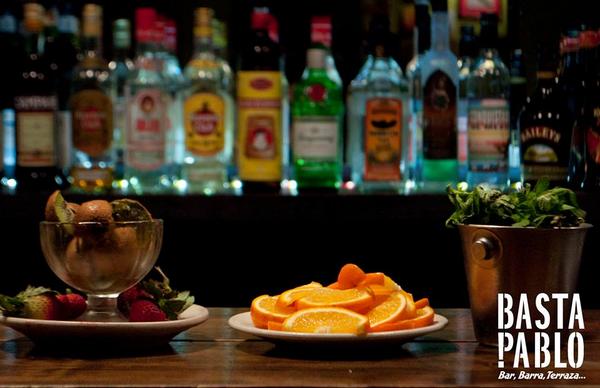 BastaPablo's tweet photo. hoy tomamos unos tragos bajo la lluvia! #sabado http://t.co/uywa9dxvVS