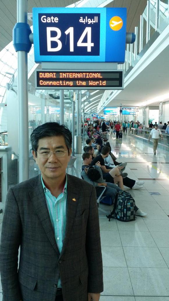 스위스 가는길은 멀다.
제네바 UN장애인인권위원회에
가는도중 두바이공항에서
환승을위해 5시간 대기중이다.
한국 장애인인권도 갈길이 아직은 멀다.