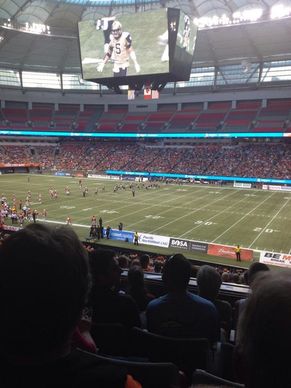 Twasy316's tweet photo. Happily at the game with @carlz8 and @Aviewfromabroad http://t.co/9oK5hbWJA2