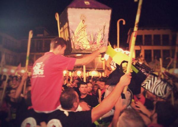 Entrada triunfal de <a href="/chuchi_rs/">Jesús_RS</a> en la plaza de Tordesillas a hombros de <a href="/albertohervada/">Alberto</a> y <a href="/javikarmina/">javi karmina</a> #pandalasaga