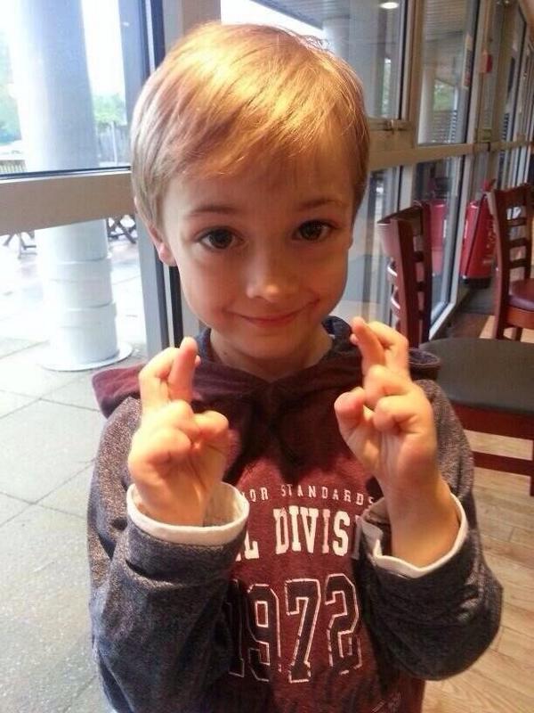 WilliamxHall's tweet photo. Fingers crossed http://t.co/R0KAoqMoVA