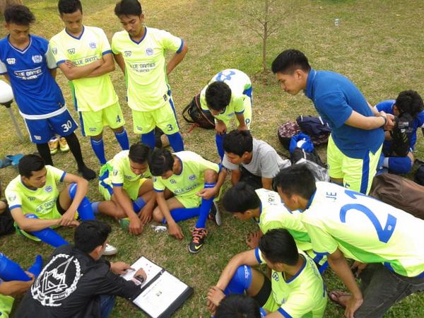 ciscbgr's tweet photo. Pengarahan dari coach @esyamsuar #FBL2014 http://t.co/jnIXczRK3i
