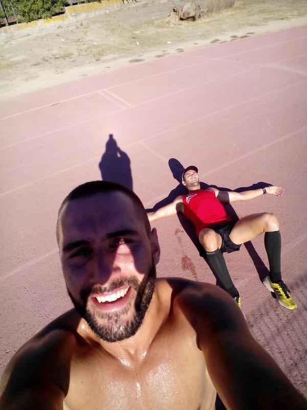 AlGramol's tweet photo. 16x400 tras moto, todo un campeón del circuito andaluz de duatlon, hasta que la moto acelero... Ma dejao para la uvi http://t.co/3tsuuZ8JzC