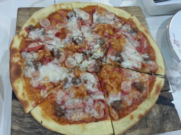 william_joddy's tweet photo. Eat, eat, and easy @Goodies_Pizza http://t.co/bdcykCpXOT