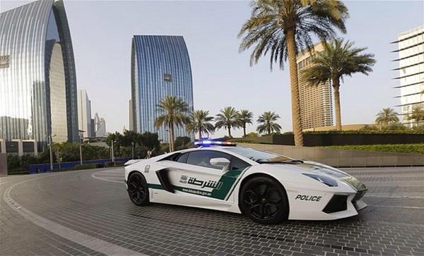 รู้รึยัง ❗ รถตำรวจสายตรวจในดูใบ ใช้รถยนต์ซุปเปอร์คาร์สุดหรูอย่าง Lamborghini Aventador เพื่อใช้เป็นรถลาดตระเวร 😱😱😱