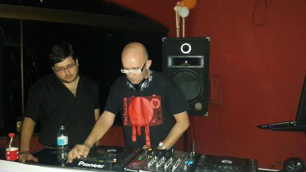 DjMoira's tweet photo. @NewKokos @EmilioMarinDJ  In Session... Emilio Marin !!... querías House Music ? A Bailaaaar !!! http://t.co/Y30D6zTfGE