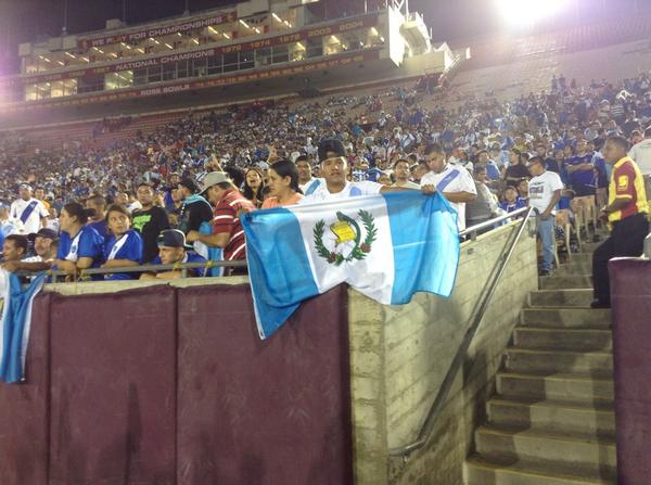 Concacaf's tweet photo. la afición guatemalteca no déja de alentar a su Selección en la final #CCA2014 @uncaf http://t.co/608MDMnJNK