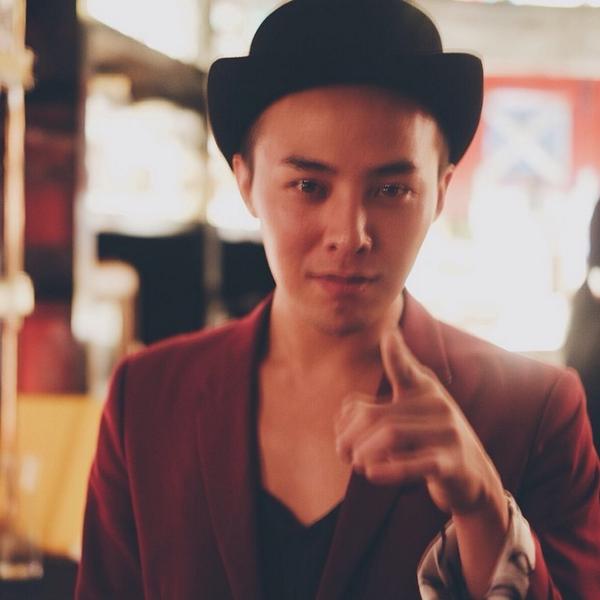 TeamBIGBANG's tweet photo. earnchen's photo My boy @xxxibgdrgn back in town at #potatoheadfolk #ThreeBuns #studio19... http://t.co/kUlntYKGqd http://t.co/xCEHNZSrMu