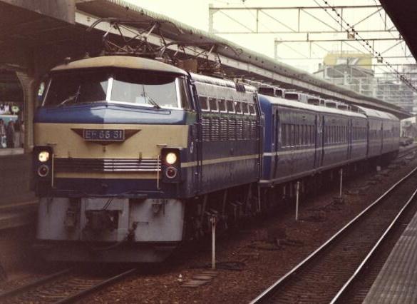 座席車と寝台車をつないでいた臨時特急彗星81・82号。大阪駅に到着