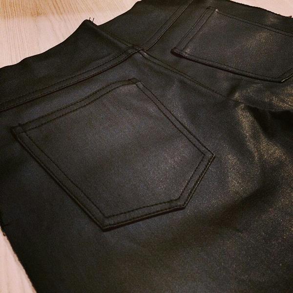 LuckyHeiskey's tweet photo. Black coated denim
No strech
Pre order 2-3 day
Rp.250.000 http://t.co/CHjYUw7DjR