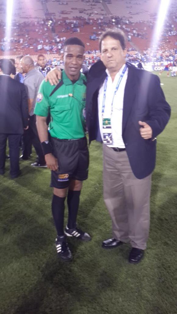 Telemetro's tweet photo. Hoy, se despide del arbitraje mundial nuestra orgullo colonense ¡GRANDE @robertomoreno03! #CopaCentroRPC http://t.co/tcuI9FW1mO