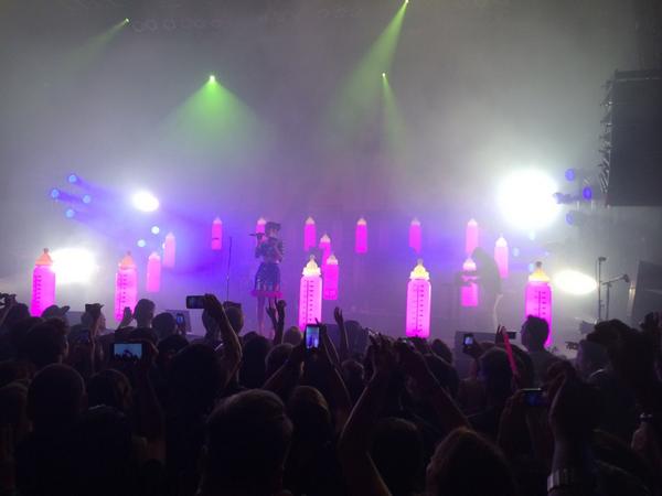 borrrring's tweet photo. Fun tonight at @lilyallen http://t.co/uWxgvOKi1t