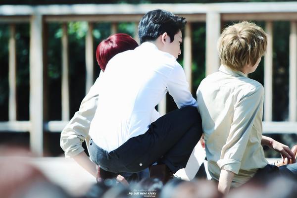 140914 #쉽지않아 인기가요 팬미팅 #틴탑 리키 <a href="/T_Ricky_T/">?</a> // 니 등짝 굿
cfile9.uf.tistory.com/image/2520FD40…