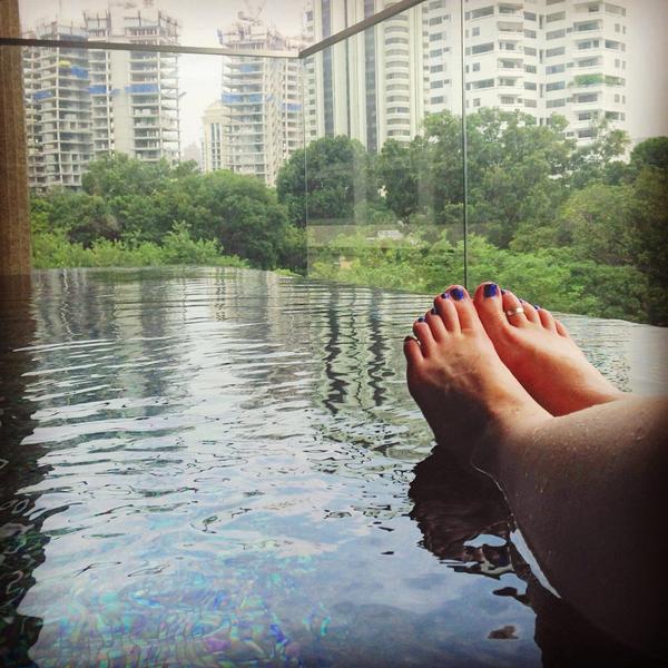 Linds_bluepeter's tweet photo. Loving Singapore #cityview #balconypool #imneverleaving 🙌👙 http://t.co/iOKZLH1U1Y