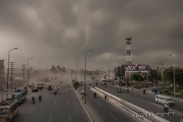 LahoreNama's tweet photo. RT @ShahbazCheema14: #Lahore Just NOW!
#LahoreLions #CLT20 #MI #MIvsLL #LL #Pakistan #Rain #Barish http://t.co/fqPIi6WnEh