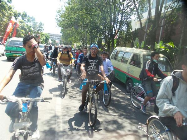 Gak dapat impal laki laki pun abang pegang gapapa yok <a href="/PermataBanpus/">PERMATA</a> #pengalongalo #sepedaan #sesepedahan