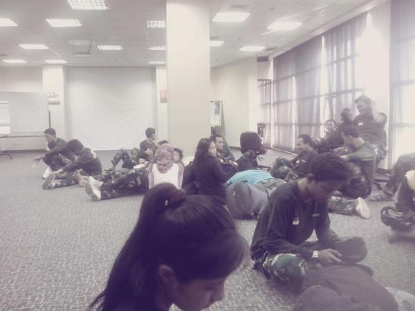 dedepdevi's tweet photo. Para "TNI" teparr di kantor http://t.co/O6twdr2J86