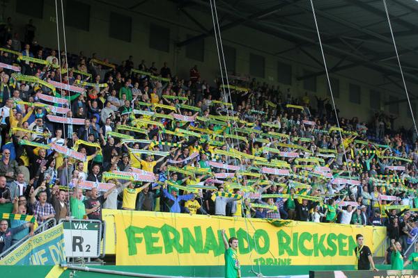 FortunaLADS's tweet photo. Vanaf gisteravond is de N-Side officiël vervangen door de naam Ricksen-Side, ter ere van Fernando Ricksen. #433NL http://t.co/8kf2UZ3ZsF