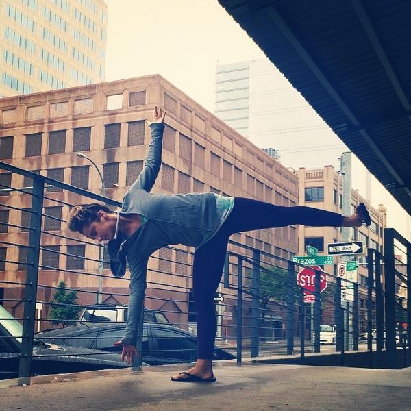 BlackSwanYoga's tweet image. S&apos;more rainy day yoga #day13 #BalanceBasics #halfmoon #ArdhaChandrasana #imsohood #yogahairdontcare #blackswanyog...