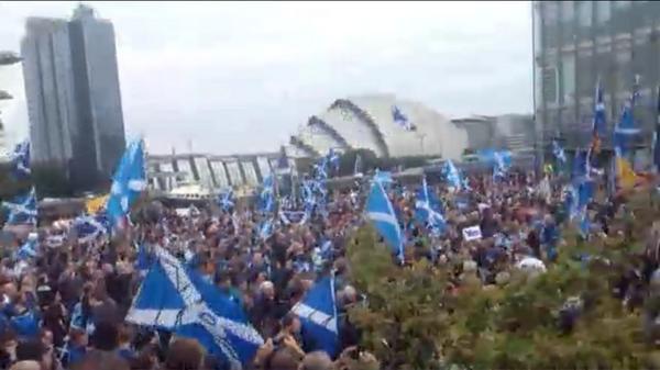 SirSsy's tweet image. This is happening right now #bbcprotest #indyref new.livestream.com/IndependenceLi…