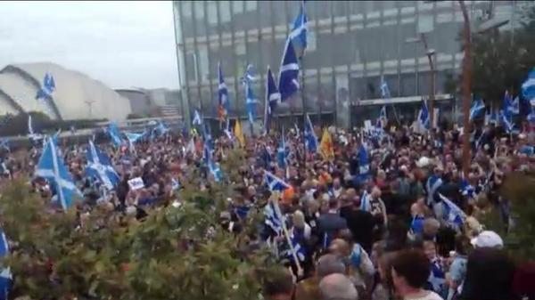 SirSsy's tweet image. This is happening right now #bbcprotest #indyref new.livestream.com/IndependenceLi…