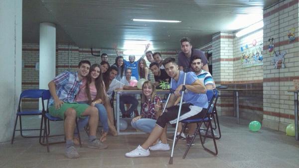 Pounsa's tweet photo. Los amigos son la familia que se elige. http://t.co/Pnw3bQ9WhR