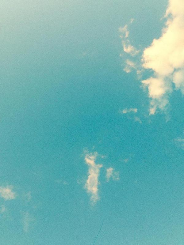 Yuya_Tkk's tweet photo. つらいときは空を見上げればいい
あの大きな空を見上げてたら自分の悩みなんてちっぽけに見えてこない？ http://t.co/uFyh1LmQR1