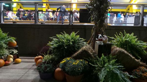 MapleLeafMommy's tweet image. Snoopy was super patient waiting for @thespringmount6 to ride the Dragster at Cedar Point. #BloggyCon14 #IHEARTCP