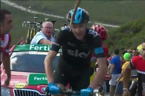 Le_Scan_Sport's tweet image. Christopher Froome visé par un bâton lors du Tour d&apos;Espagne. sport24.lefigaro.fr/le-scan-sport/…