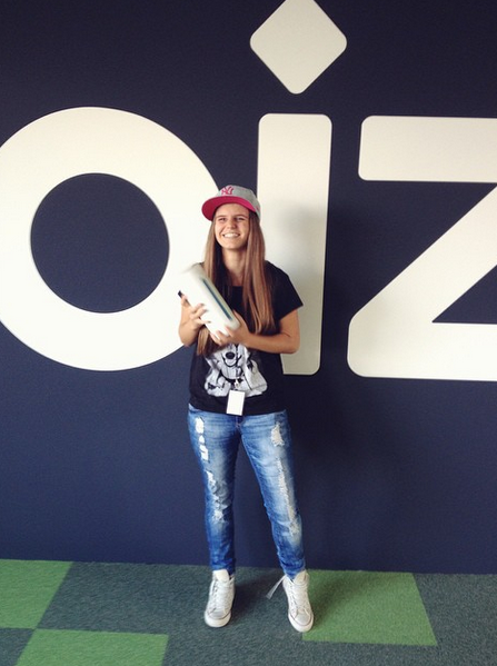 JOIZTV's tweet photo. Und unser #joizVIP Jenny nimmt noch eine @ultimateears BOOM mit nach Hause! Next up: Showcase von @Knackeboul! http://t.co/PKiiUxwcGo